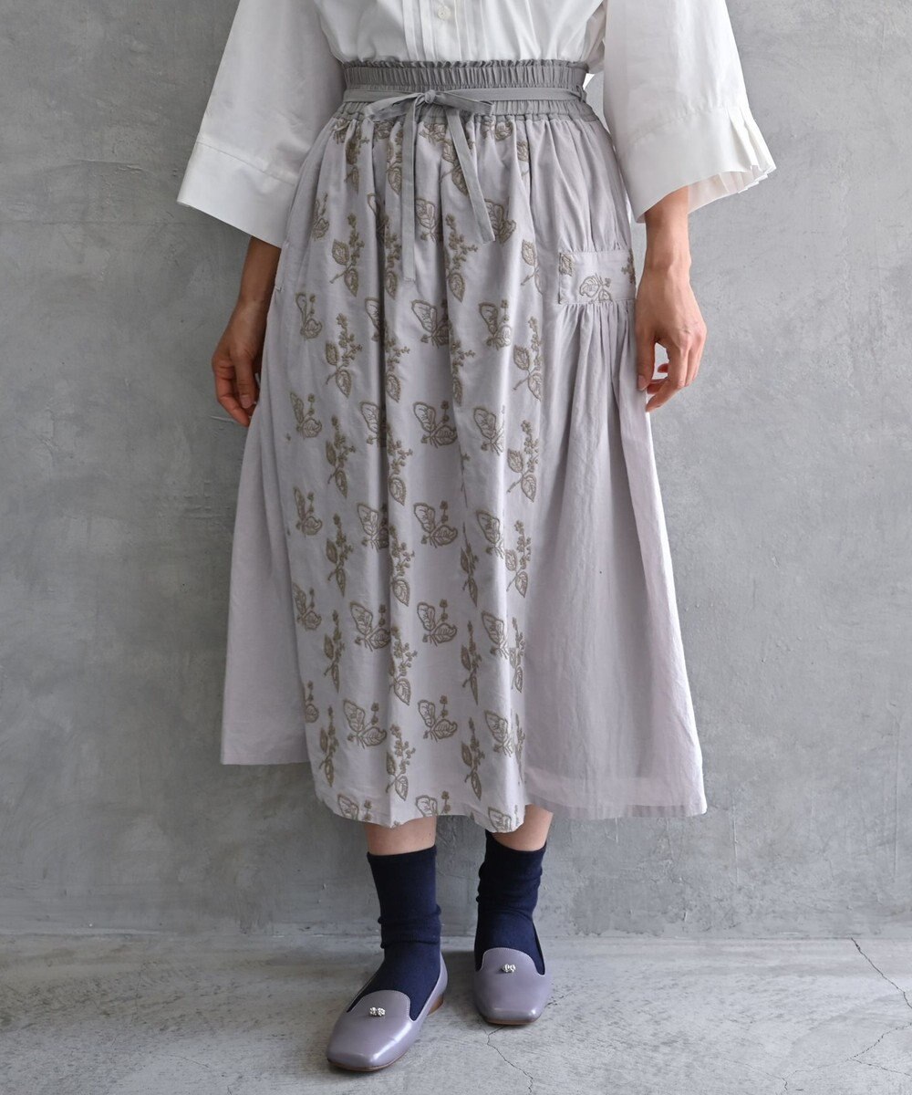 muuc 〈コットン100%〉〈綿ローン生地〉〈ふんわり柔らかな肌触り〉梅小花刺繍 ギャザースカート 