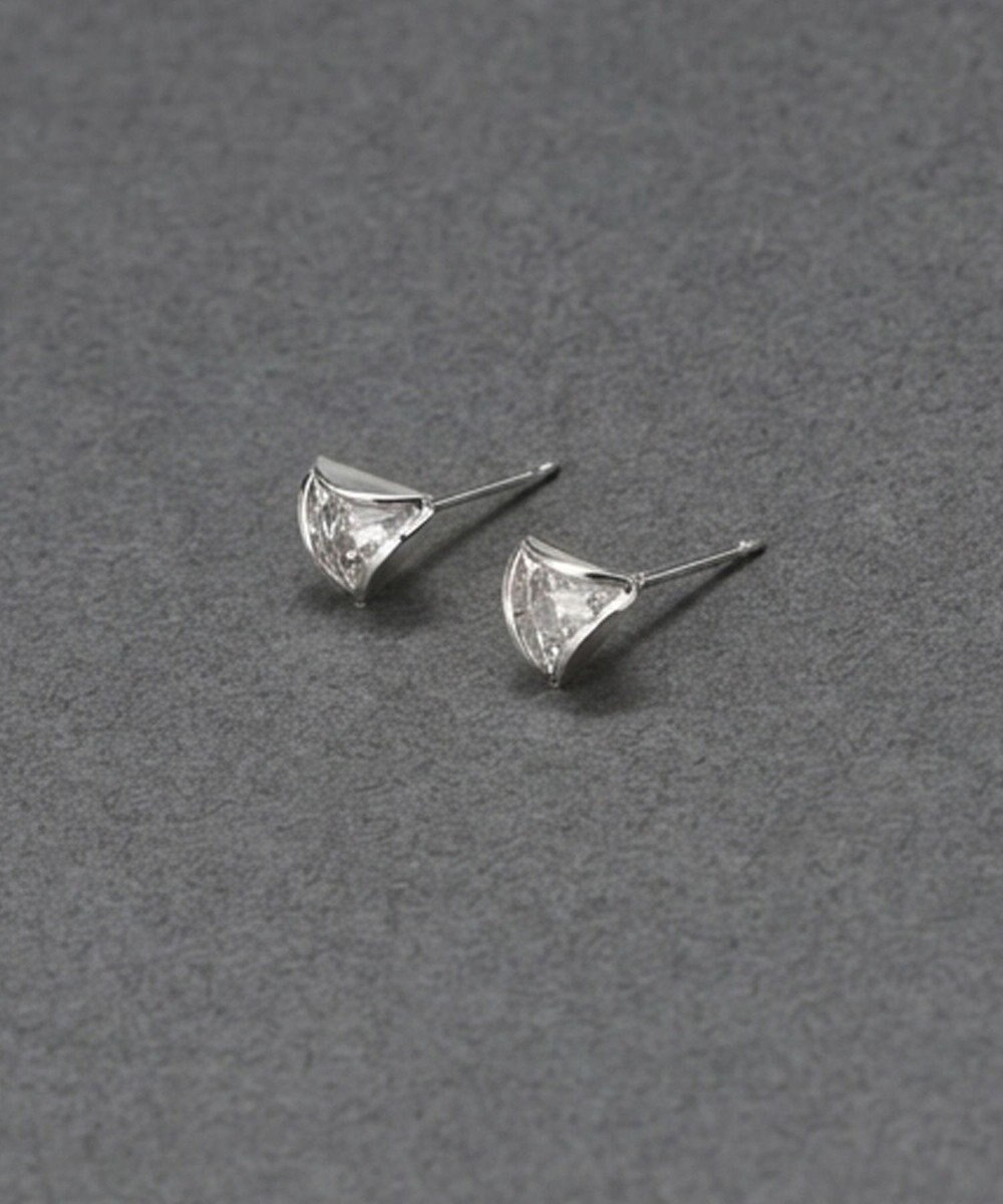 Phoebe 〈金属アレルギー対応〉モダントライアングルピアス　シルバー/ニッケルフリー 