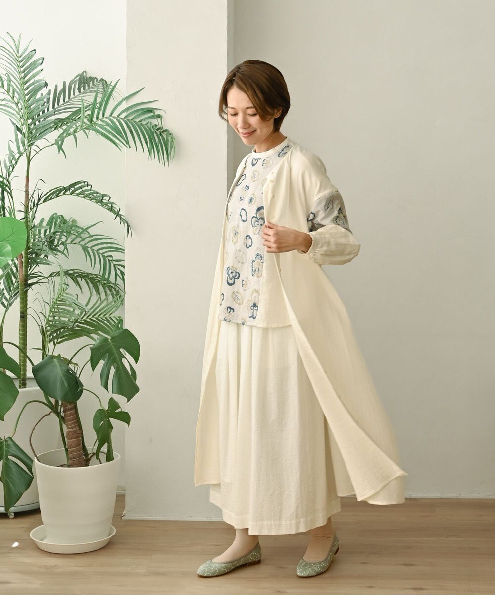 muuc 〈遠州織物の工場で作られた上質なコットン生地〉〈2WAY〉ビオラ刺繍 タッセル付きウエスト紐あり シェルボタン使用 ノーカラー 羽織り＆ワンピースドレス 