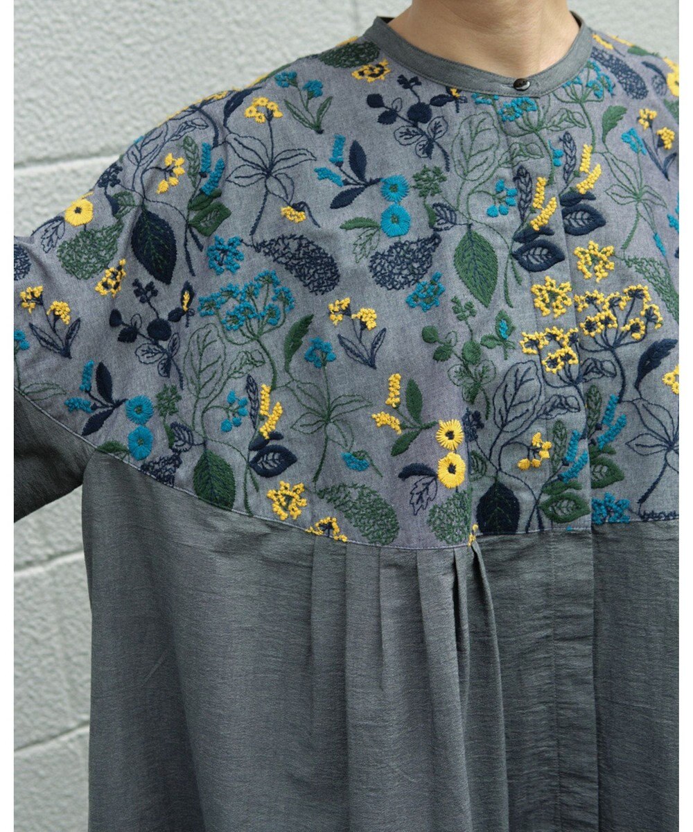 muuc 筆記帳刺繍ヨーク切り替えワンピース〈国産・muucオリジナル総柄刺繍〉〈オーガニック綿〉〈前開き・羽織にも〉〈3シーズン春夏秋〉 