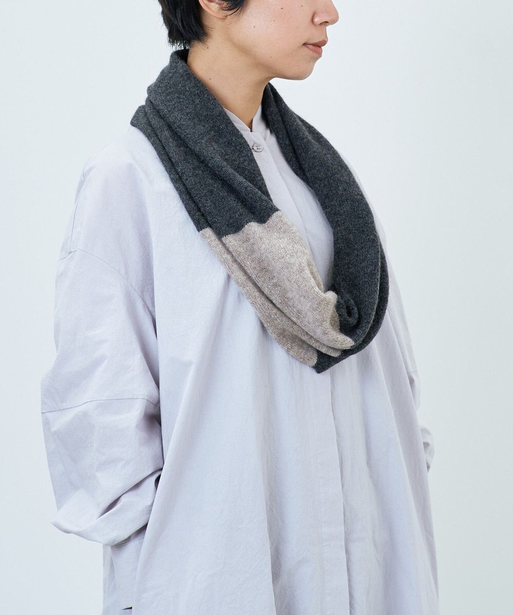 AND WOOL 〈上質な素材と手仕事から生まれたニット〉ホワイトカシミヤ100％のスヌード　（ツートンカラー） 