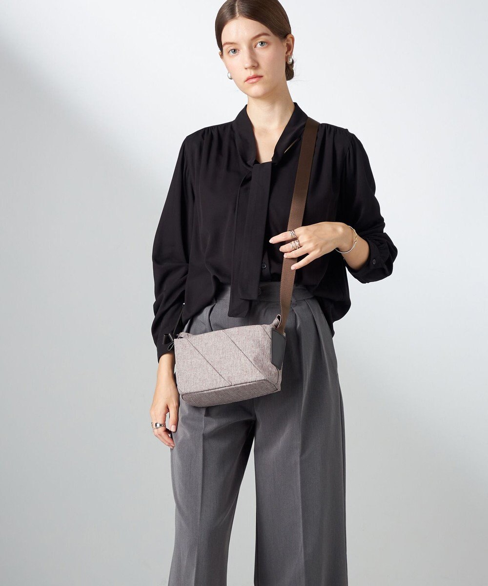 Y'SACCS ストリームラインポシェット 