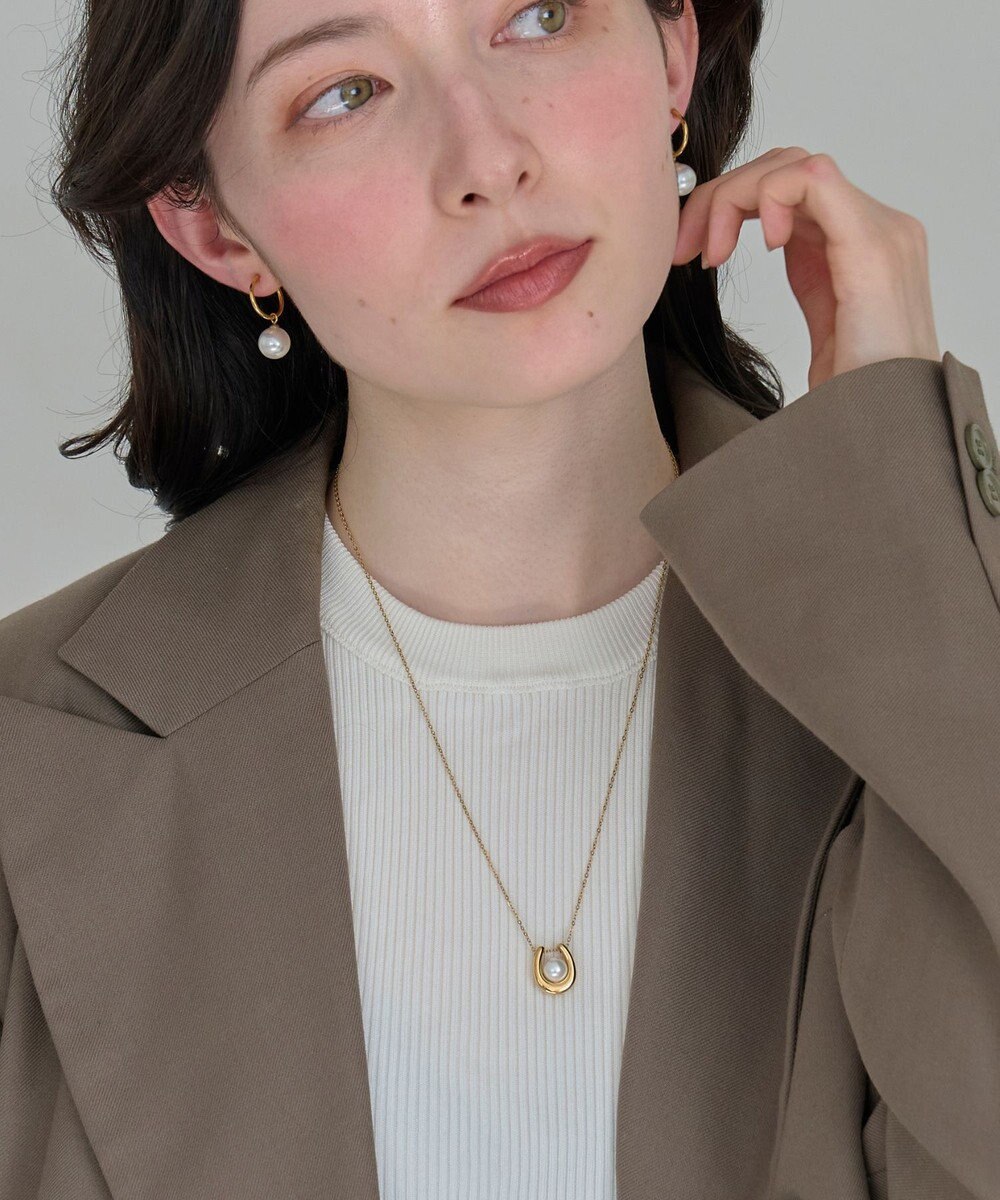 Phoebe 〈金属アレルギー対応〉メタリックパールホースシューネックレス　ゴールド　ステンレス/馬蹄/蹄鉄/ラッキーモチーフ/ギフト/プレゼント/大ぶり 