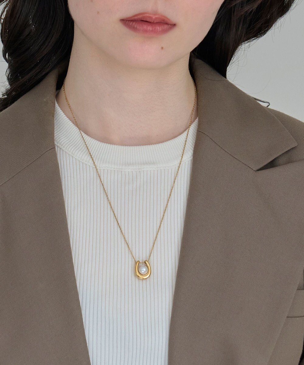 Phoebe 〈金属アレルギー対応〉メタリックパールホースシューネックレス　ゴールド　ステンレス/馬蹄/蹄鉄/ラッキーモチーフ/ギフト/プレゼント/大ぶり 