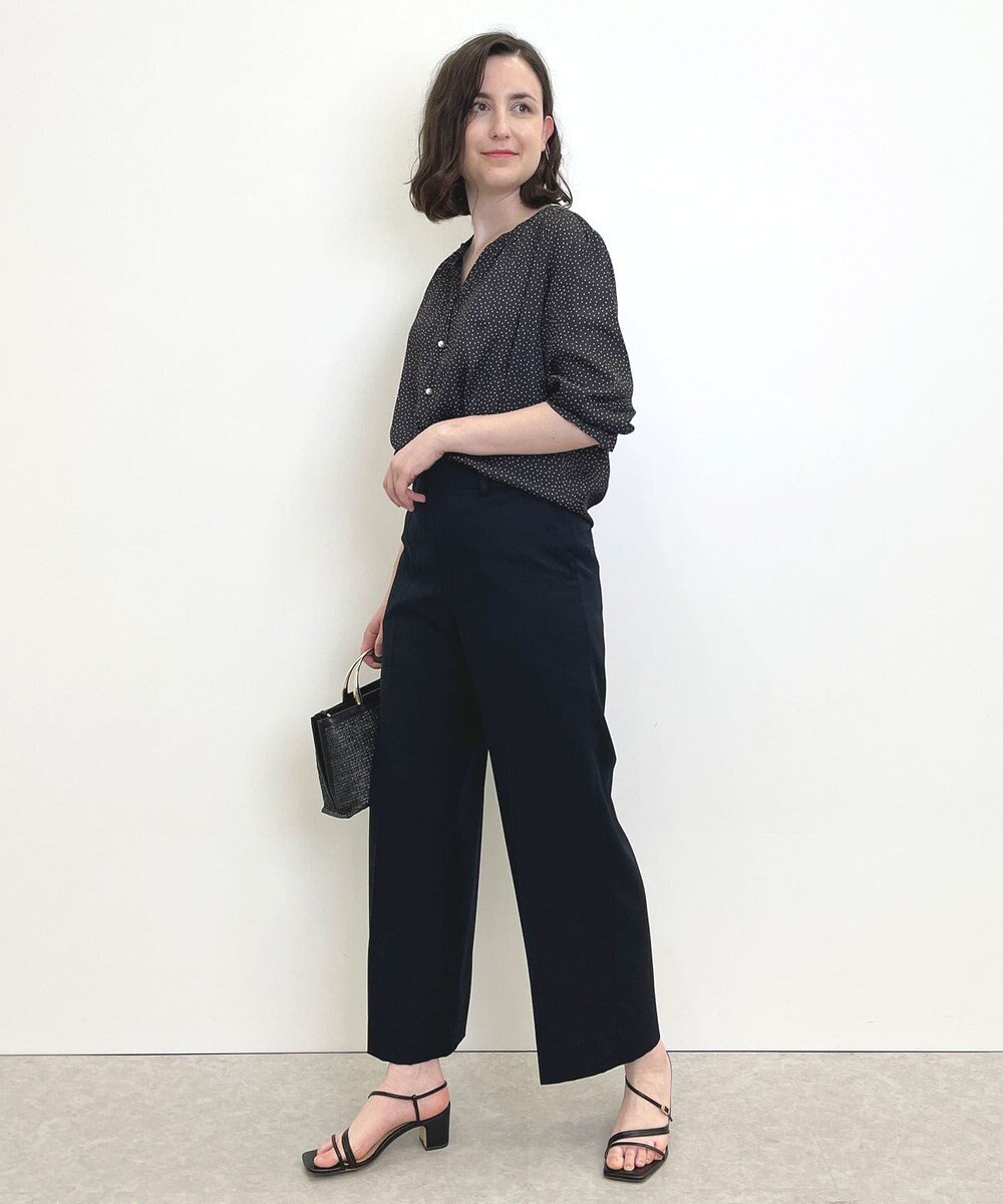 自由区 【WEB限定/セットアップ着用可/洗える】ブライトサテンライト Vネックブラウス 