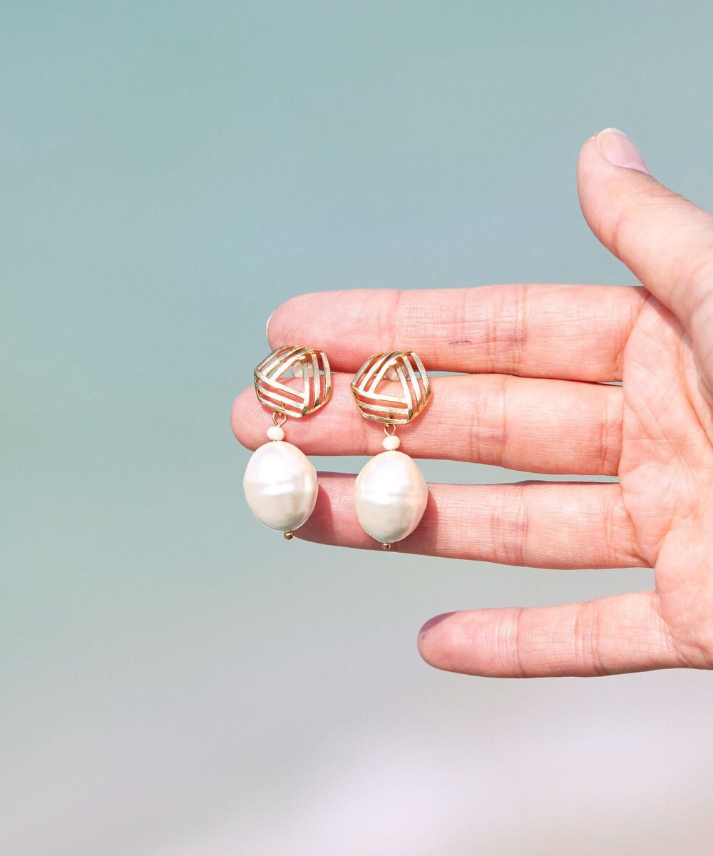 Tiaclasse 【ニッケル素材】大粒パール付き揺れピアス 