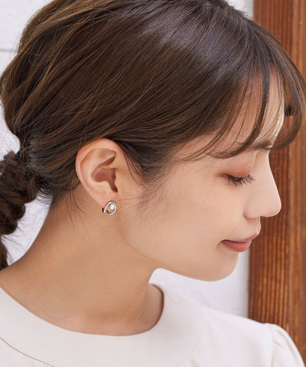 Tiaclasse 小ぶりパール付きピアス 
