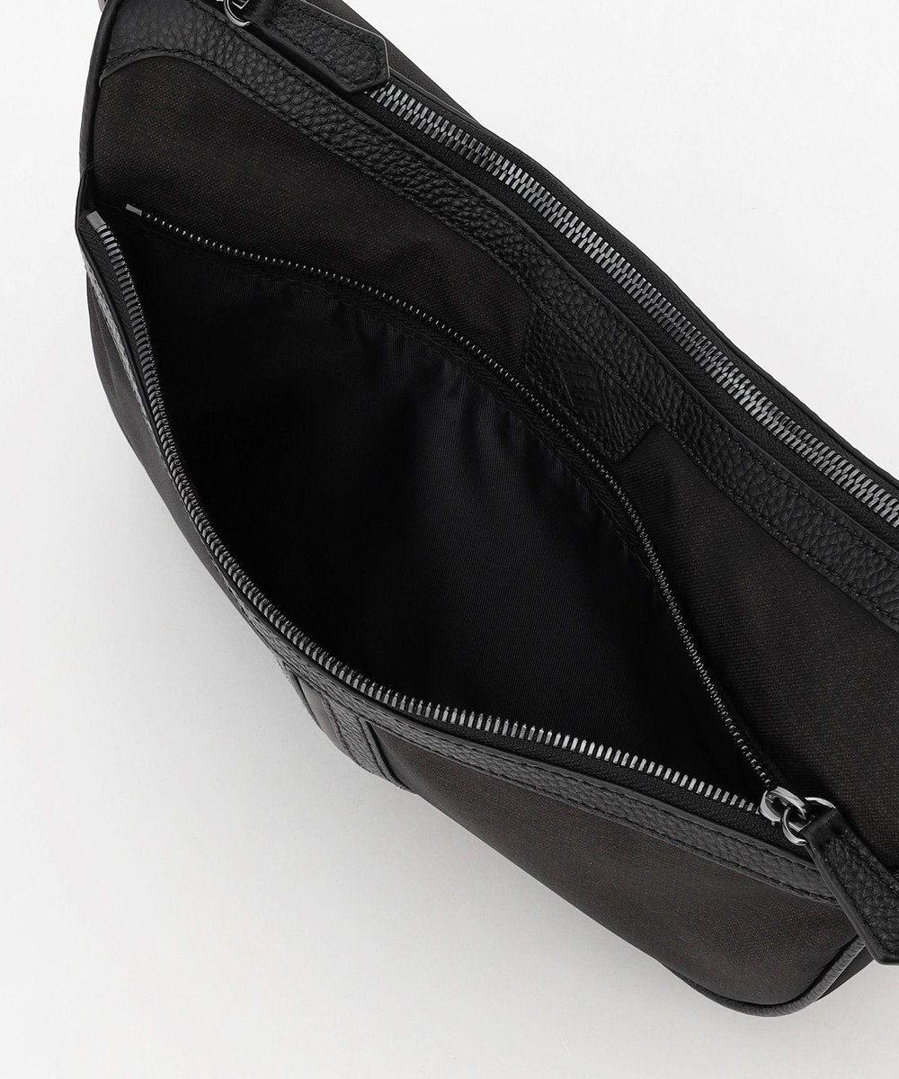 JOSEPH ABBOUD 【軽量/撥水素材】インターレースハーフムーンバッグ 