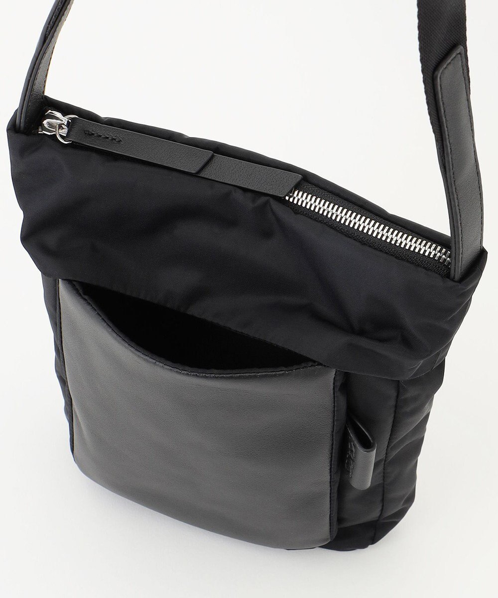 Y'SACCS リサイクルナイロン×カウレザー ラップポシェット 