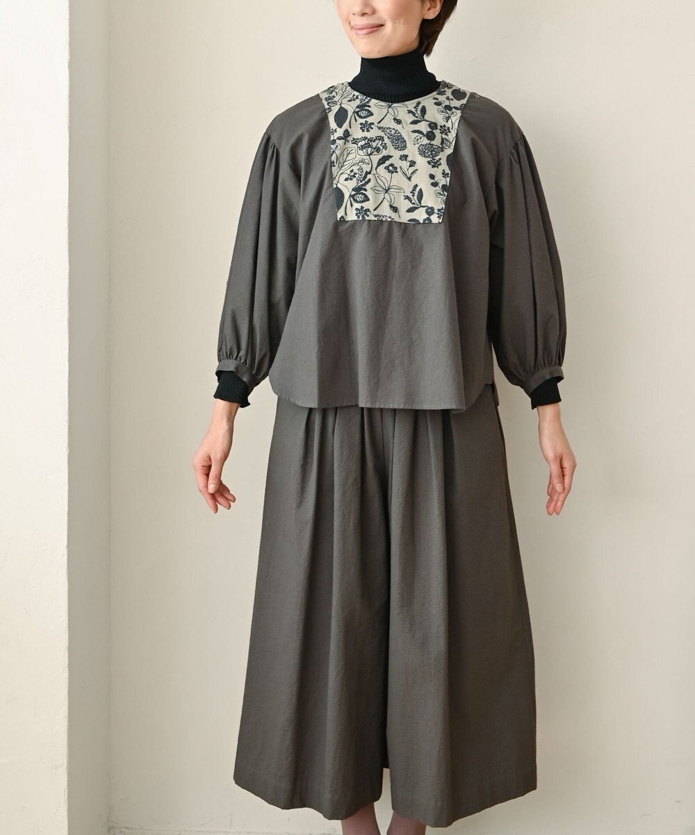 muuc 〈心地よいコットン・シアサッカー生地〉筆記帳刺繍ノーカラー左肩開きブラウス 