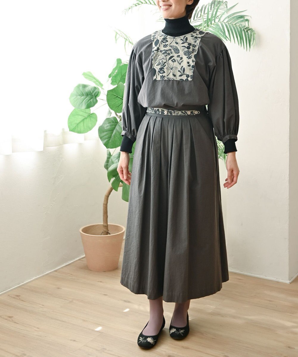 muuc 〈心地よいコットン・シアサッカー生地〉筆記帳刺繍ノーカラー左肩開きブラウス 