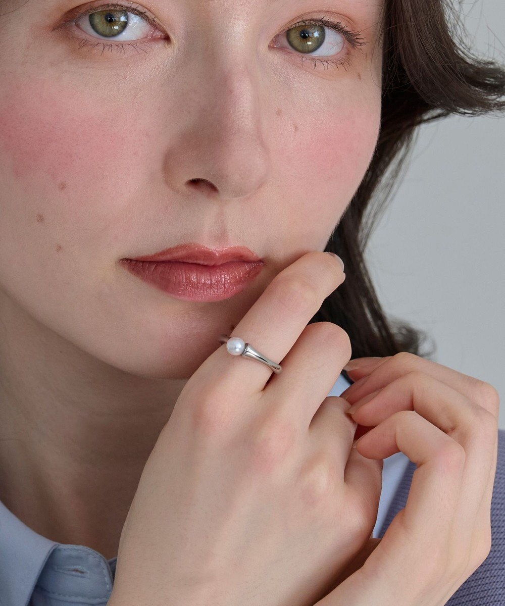 Phoebe 〈金属アレルギー対応〉ラスターフレームパールカフリング　シルバー/ステンレス/大ぶり/存在感◎/主役級/変形 