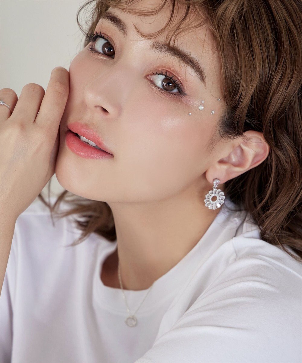 Tiaclasse 【金属アレルギー対応】クリスタルフラワーピアス 