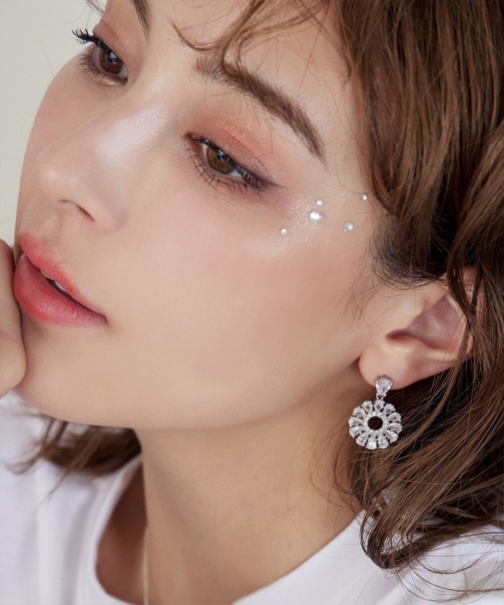 Tiaclasse 【金属アレルギー対応】クリスタルフラワーピアス 