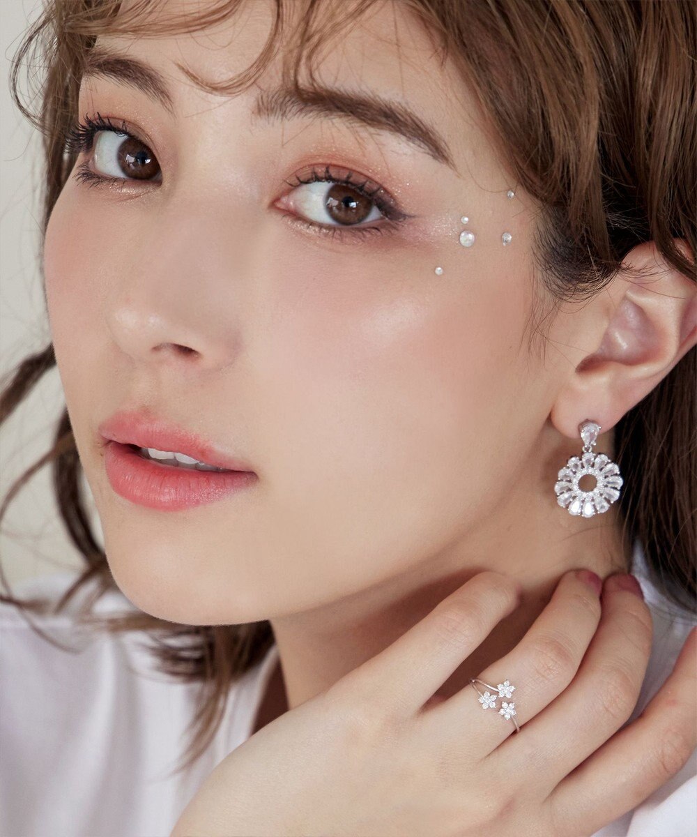 Tiaclasse 【金属アレルギー対応】クリスタルフラワーピアス 