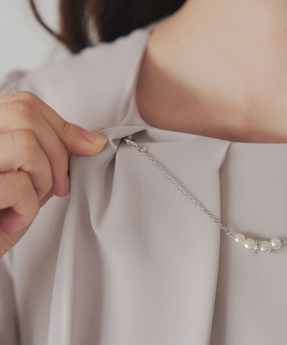 Tiaclasse 【洗える】ネックレス見えパーツ付きタックブラウス 