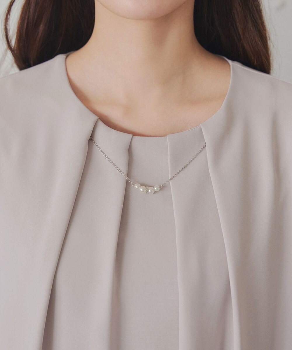 Tiaclasse 【洗える】ネックレス見えパーツ付きタックブラウス 