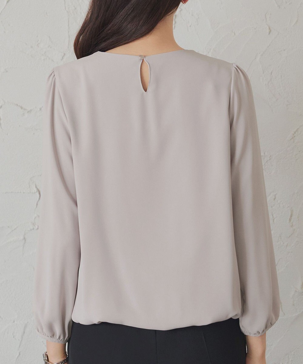 Tiaclasse 【洗える】ネックレス見えパーツ付きタックブラウス 