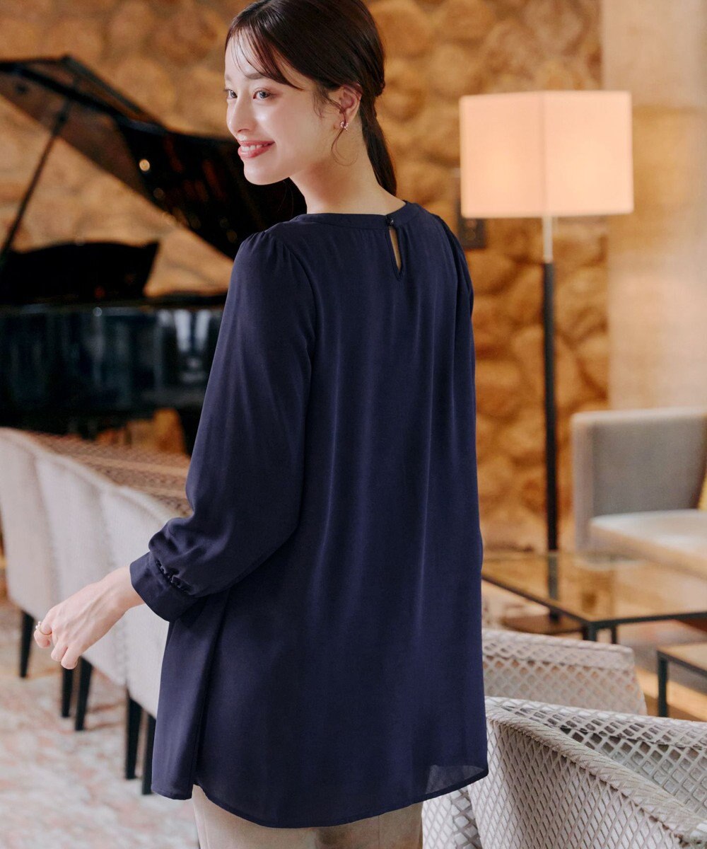 Tiaclasse L 【新色追加・洗える】裏起毛ジョーゼット胸元タックチュニックブラウス 