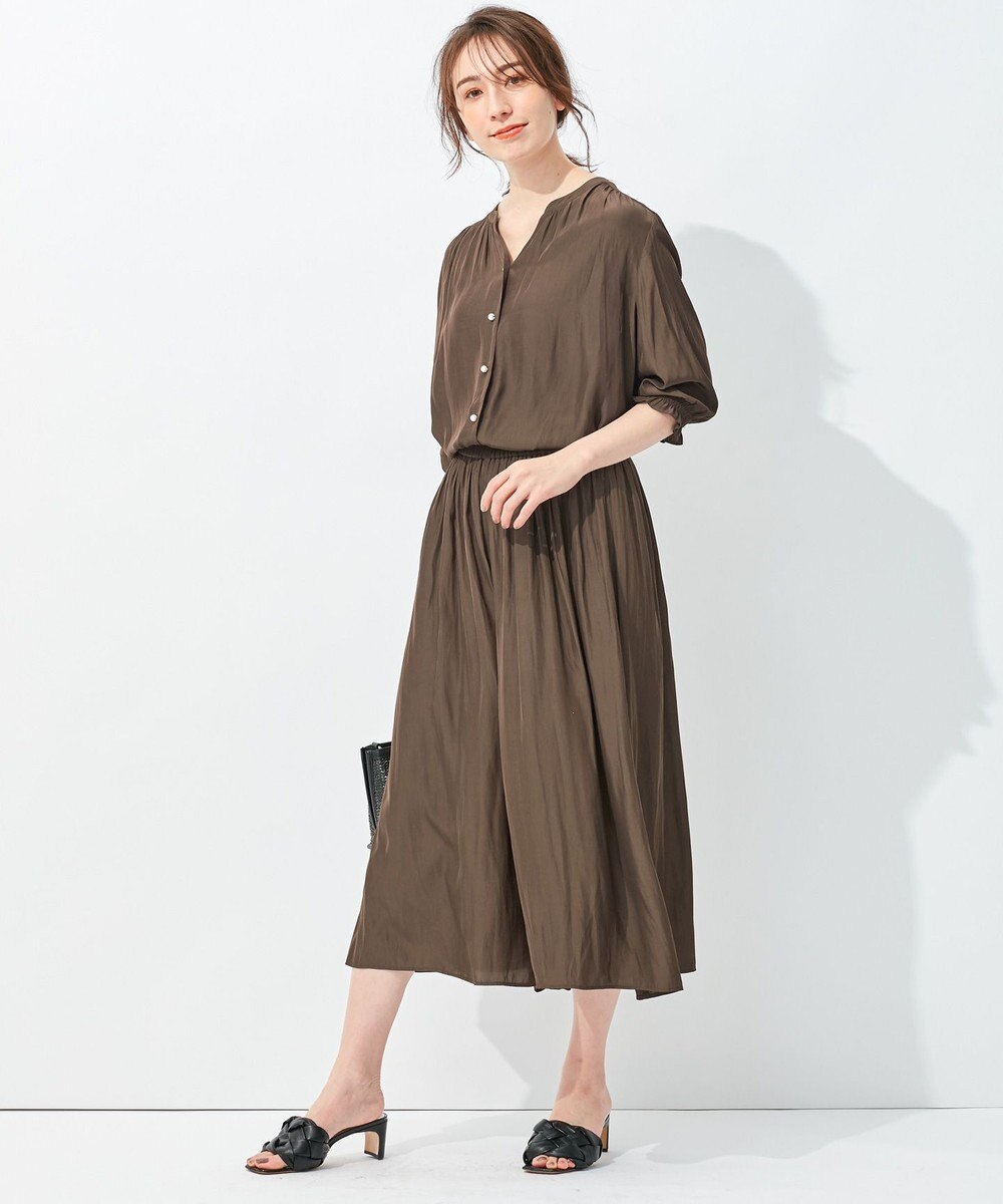 自由区 【WEB限定/セットアップ着用可/洗える】ブライトサテンライト Vネックブラウス 