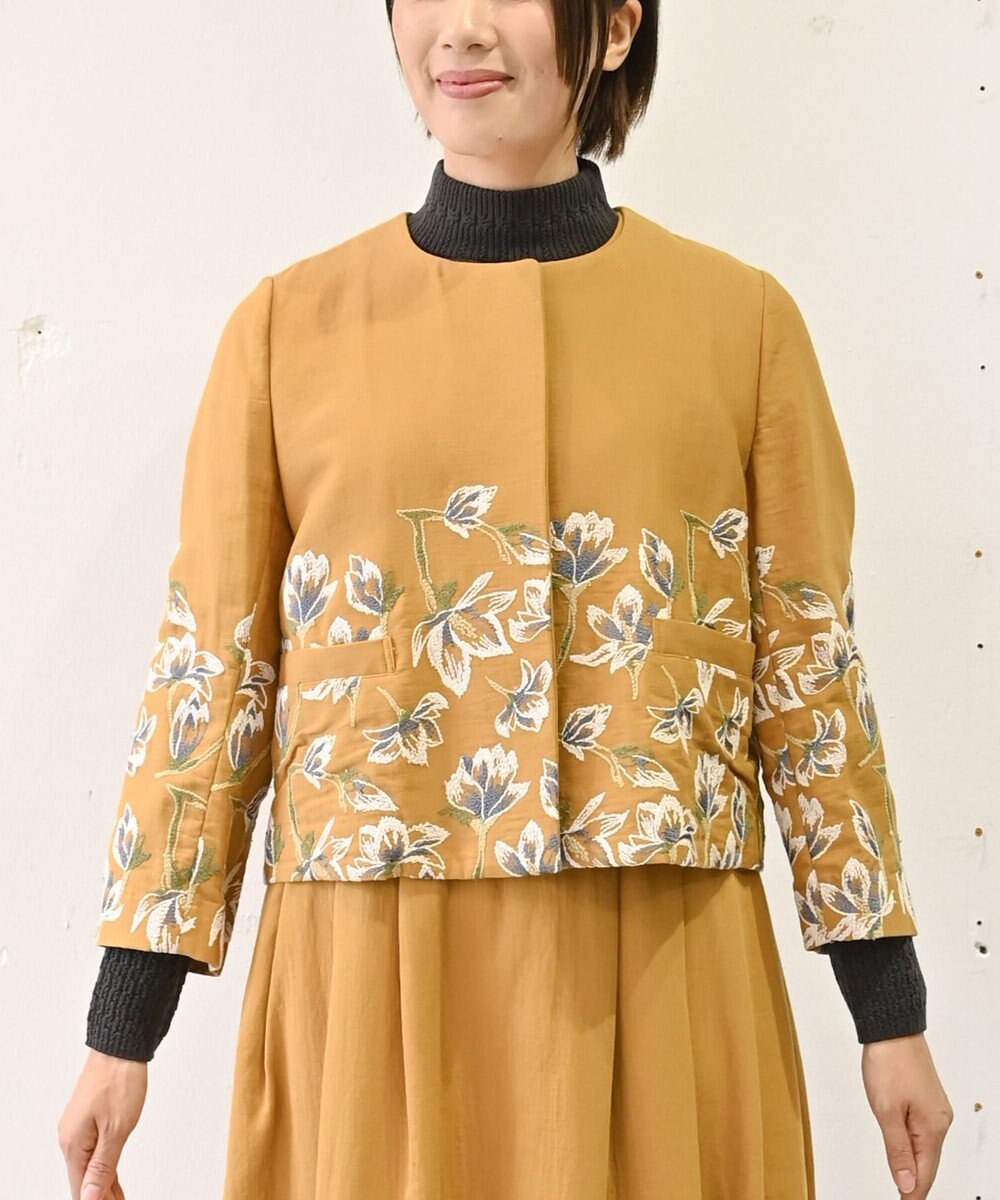 muuc 〈遠州織物の工場で織られた上質なコットン生地〉モクレン刺繍 ノーカラー ショート丈ジャケット（セットアップ可能） 
