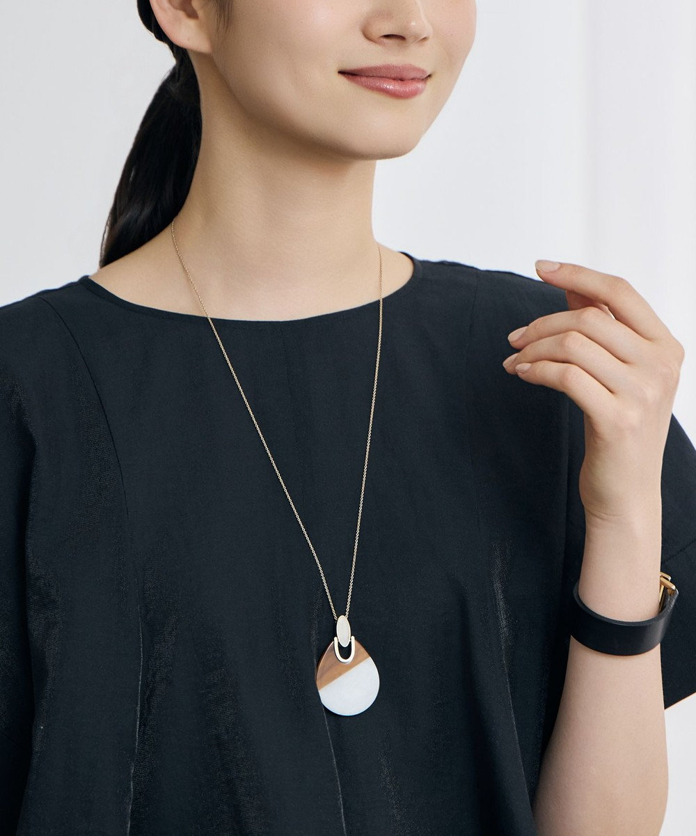 自由区 【カタログ掲載・ワンポイントアイテム】アクリルバイカラー ネックレス 