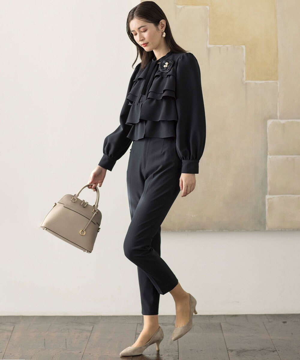 組曲 【KUMIKYOKU NAVY】コンフォータブルドレープフリル テーパードパンツ 