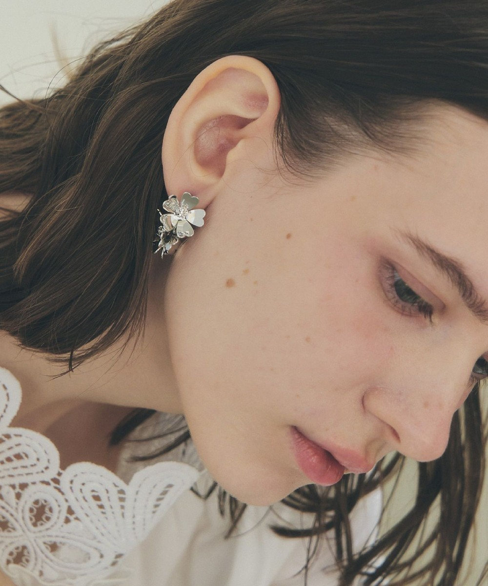 YECCA VECCA メタルフラワーピアス 