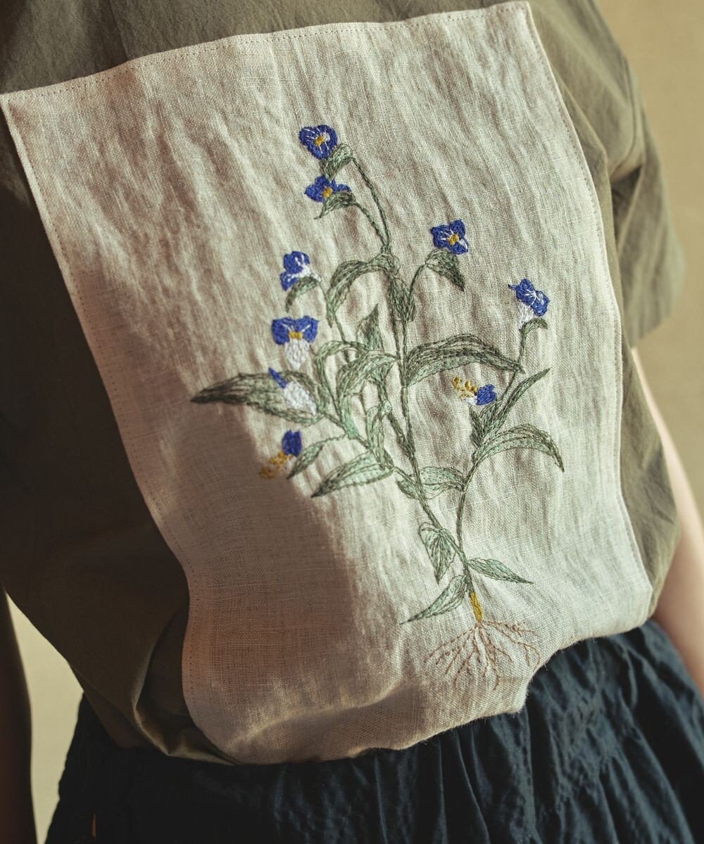 muuc つゆ草刺繍半袖プルオーバー〈日本製・上質な天然素材・遠州織物〉〈繊細なオリジナル花刺繍〉〈ゆったりフリーサイズ〉〈上品な大人の布帛Tシャツ〉 