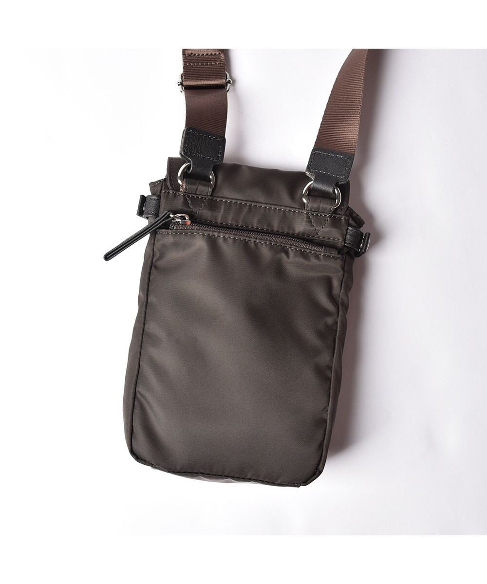 Y'SACCS ナイロン×牛革コンビシリーズ　縦型ポシェット 