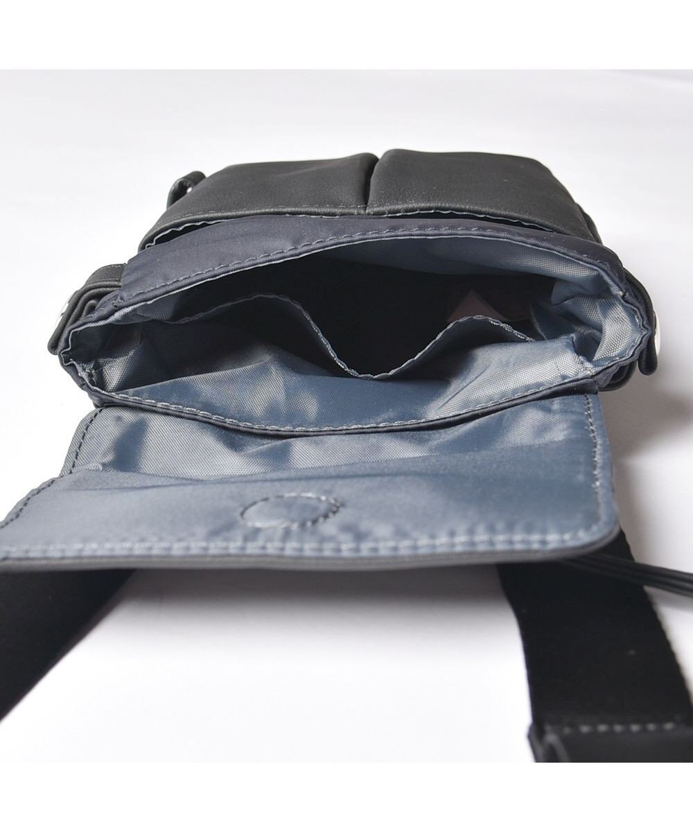 Y'SACCS ナイロン×牛革コンビシリーズ　縦型ポシェット 