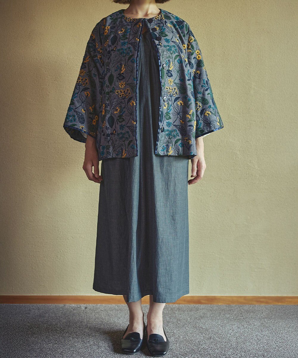 muuc 筆記帳刺繍ショートコート〈国産・muucオリジナル総柄刺繍〉〈上質な綿混ダンガリー〉〈中に着込めるゆとり袖・Aライン〉〈3シーズン春秋冬〉 