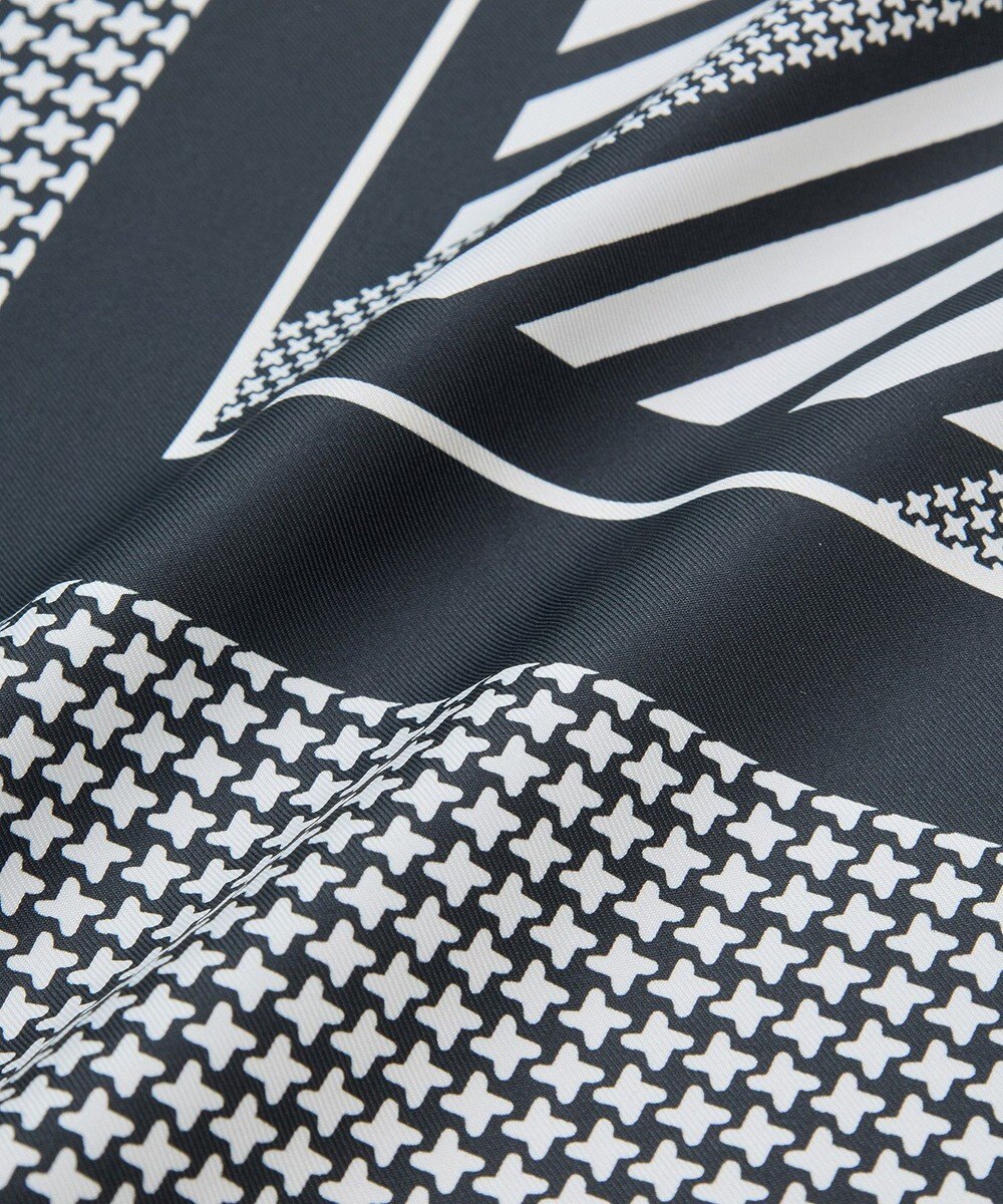 Green Parks ７０ｃｍ　幾何学柄スカーフ 