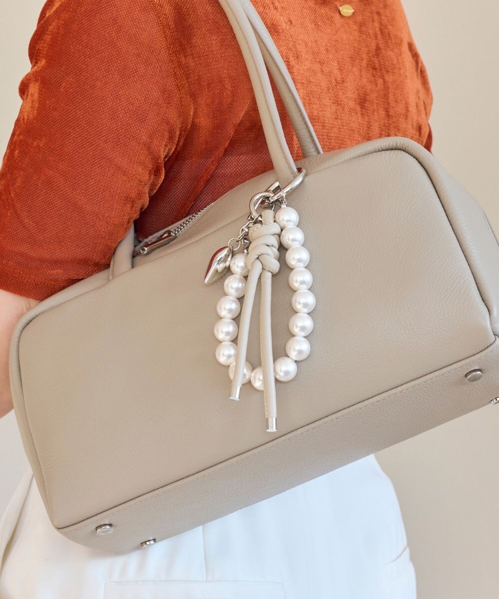 Phoebe ボリュームボールストラップチャーム　パール 