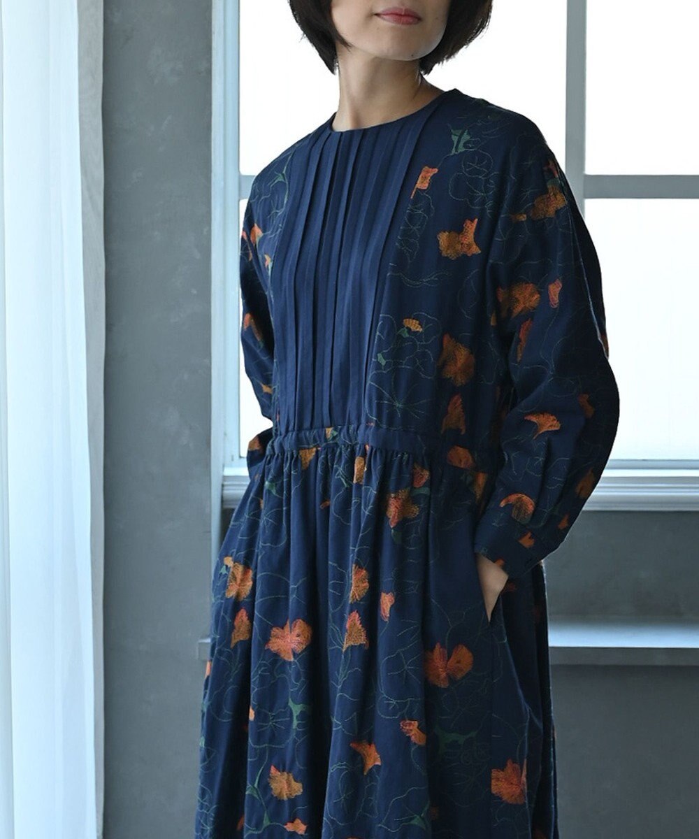 muuc 〈遠州織物の工場で作られた上質なコットンウール生地〉隠しウェスト紐有り ノーカラー ナタチュウムの花刺繍 ワンピース 