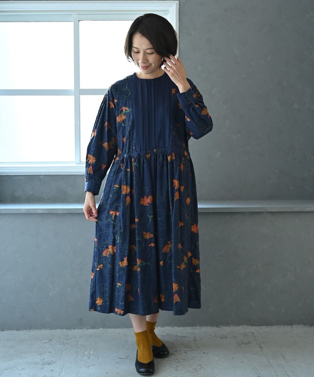 muuc 〈遠州織物の工場で作られた上質なコットンウール生地〉隠しウェスト紐有り ノーカラー ナタチュウムの花刺繍 ワンピース 