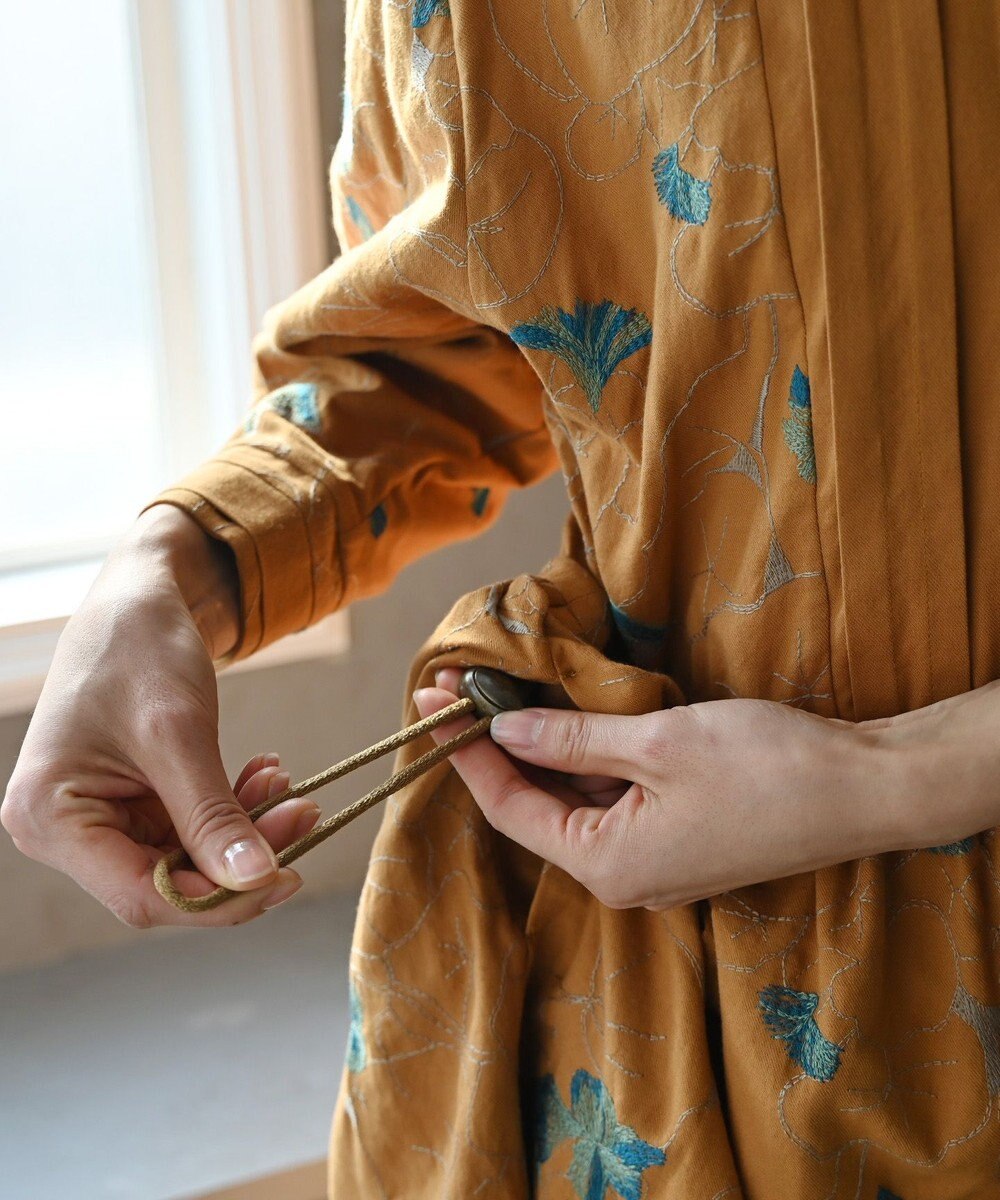 muuc 〈遠州織物の工場で作られた上質なコットンウール生地〉隠しウェスト紐有り ノーカラー ナタチュウムの花刺繍 ワンピース 