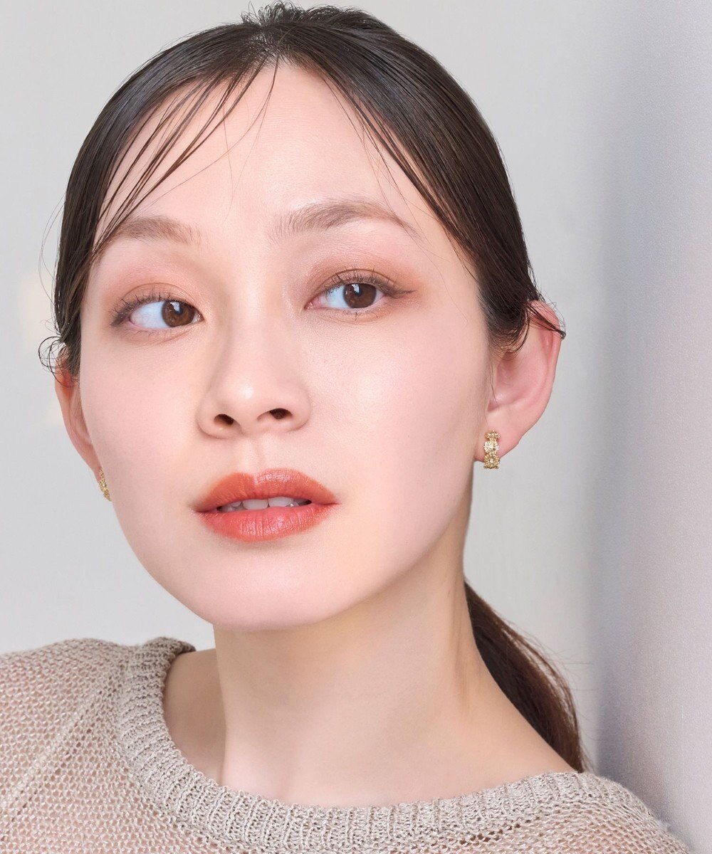 Phoebe 【痛くないシリーズ/金属アレルギー対応】マーガレットフラワーフープライトフィットイヤリング　ゴールド 