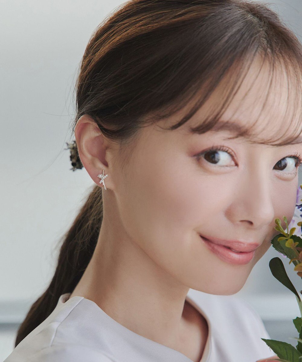 Tiaclasse 【安田美沙子さん着用・金属アレルギー対応】パール付きクロスピアス／イヤリング 