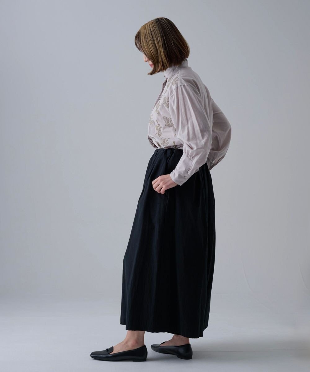 muuc 〈コットン100%〉〈綿ローン生地〉〈ふんわり柔らかな肌触り〉梅小花刺繍 スタンドカラーブラウス 