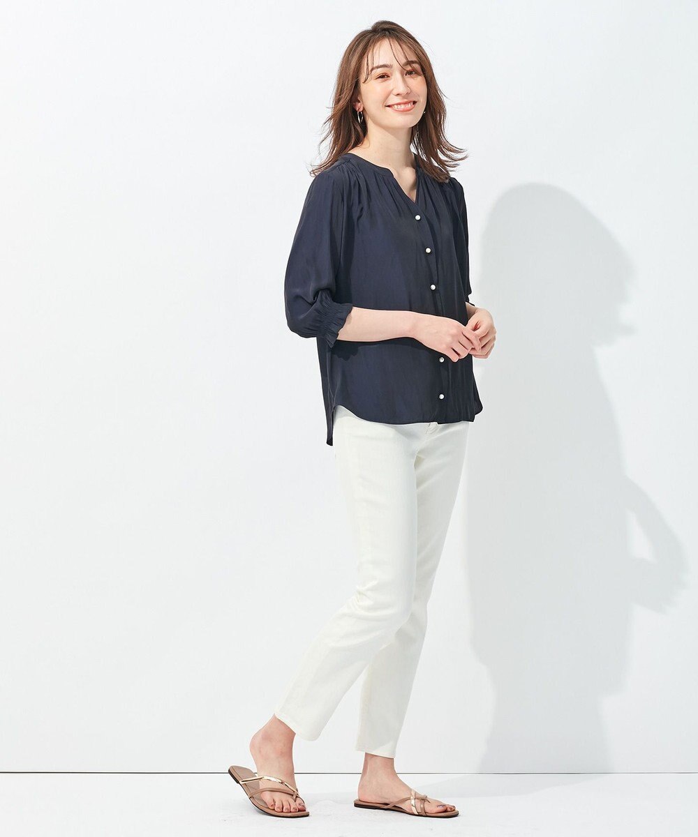 自由区 【WEB限定/セットアップ着用可/洗える】ブライトサテンライト Vネックブラウス 