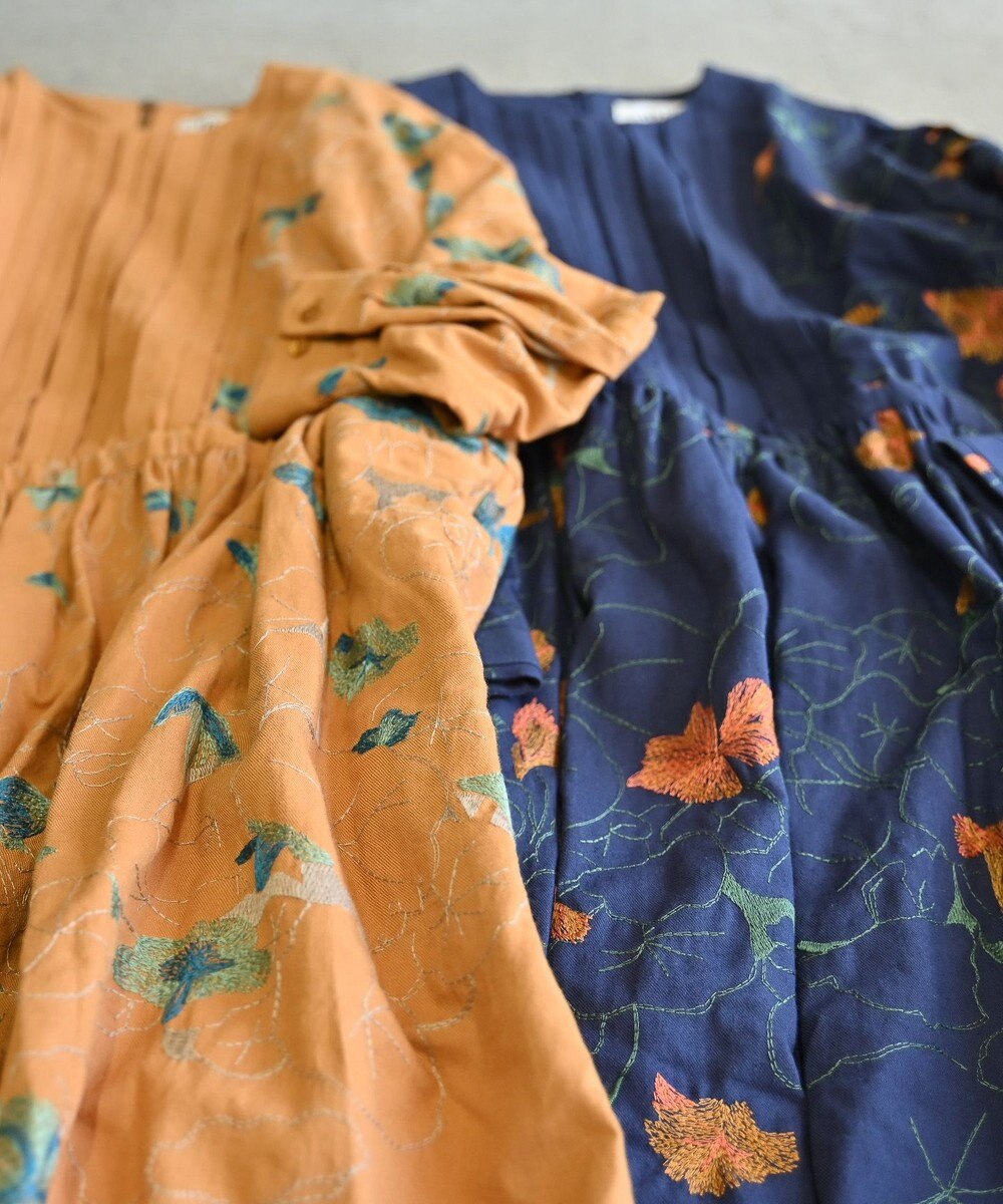 muuc 〈遠州織物の工場で作られた上質なコットンウール生地〉隠しウェスト紐有り ノーカラー ナタチュウムの花刺繍 ワンピース 