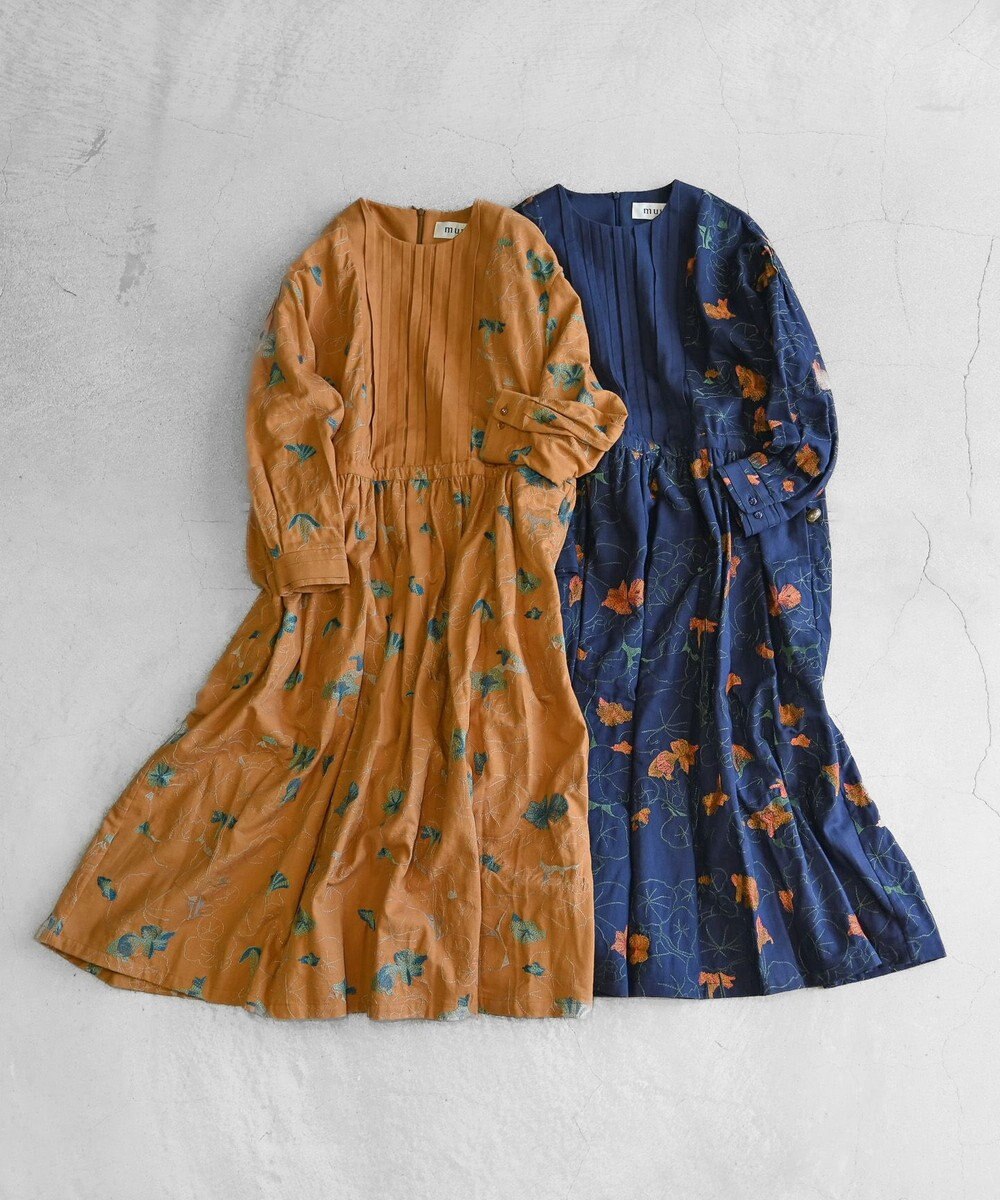 muuc 〈遠州織物の工場で作られた上質なコットンウール生地〉隠しウェスト紐有り ノーカラー ナタチュウムの花刺繍 ワンピース 