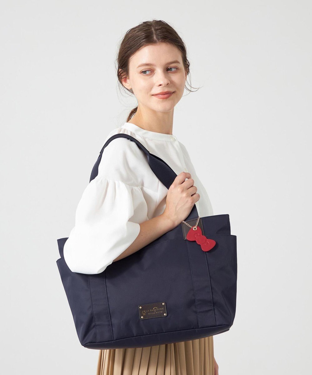 LA BAGAGERIE 【LA BAGAGERIE×HELLO KITTY】リボンチャーム付き　デイリートート　Mサイズ 