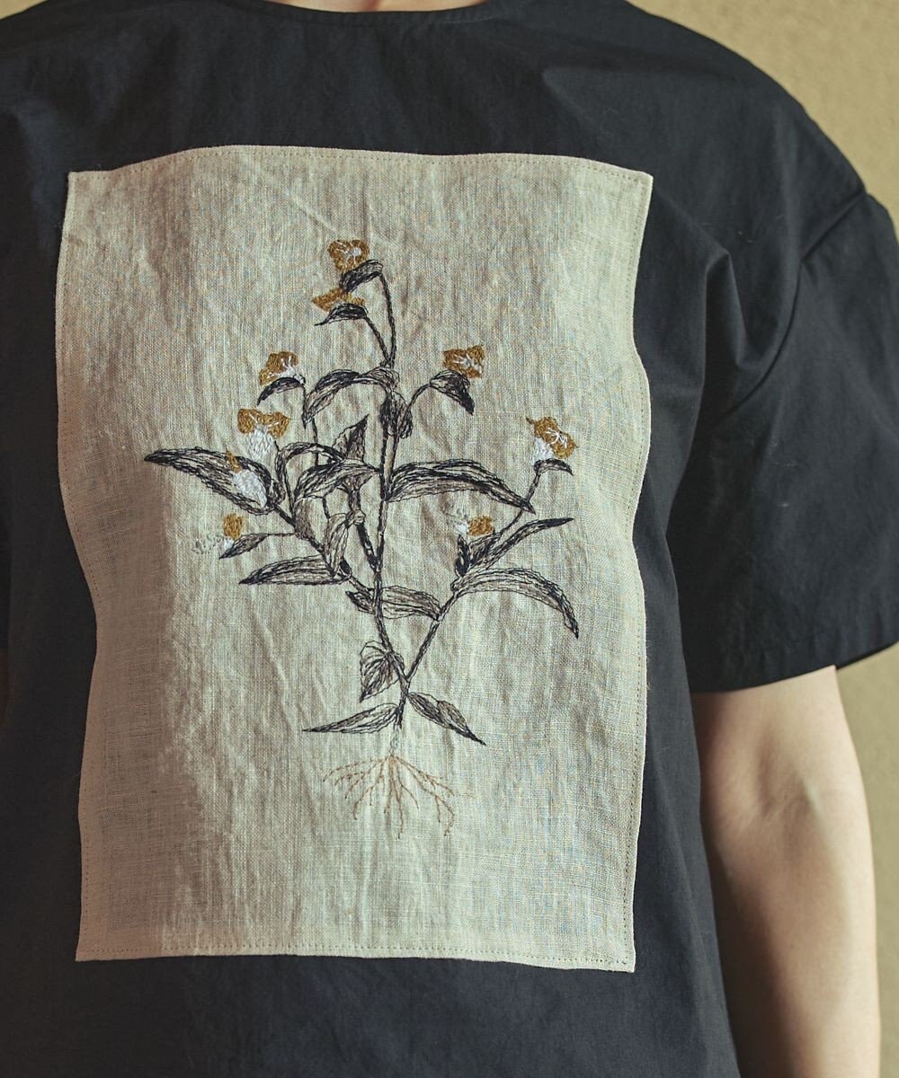 muuc つゆ草刺繍半袖プルオーバー〈日本製・上質な天然素材・遠州織物〉〈繊細なオリジナル花刺繍〉〈ゆったりフリーサイズ〉〈上品な大人の布帛Tシャツ〉 