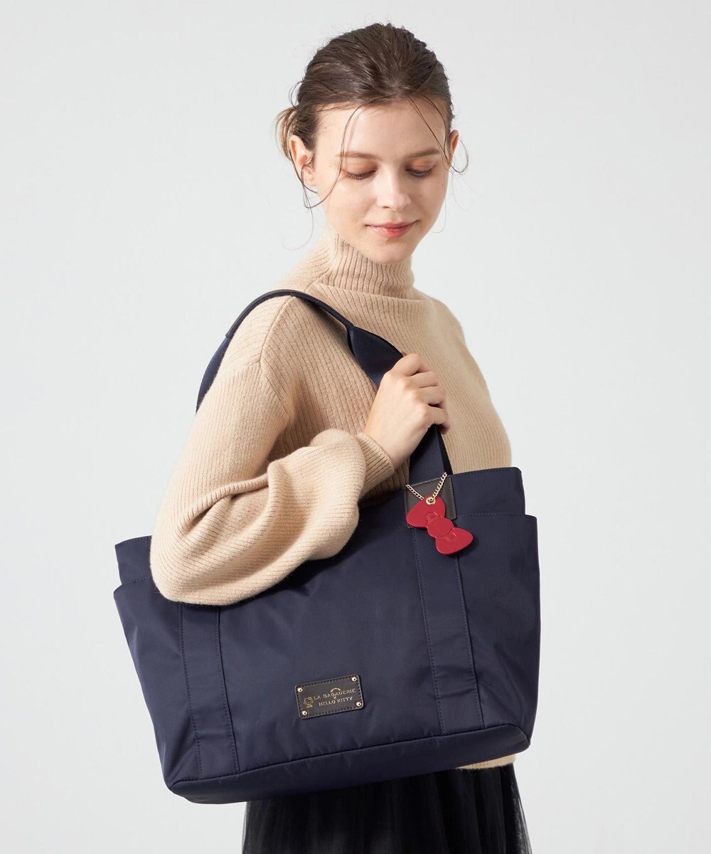 LA BAGAGERIE 【LA BAGAGERIE×HELLO KITTY】リボンチャーム付き　デイリートート　Mサイズ 