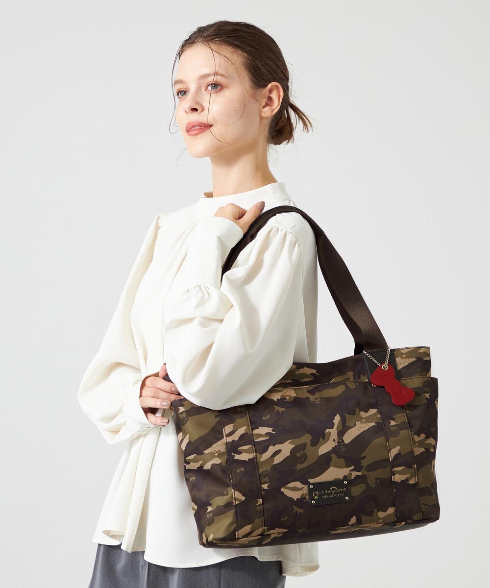 LA BAGAGERIE 【LA BAGAGERIE×HELLO KITTY】リボンチャーム付き　デイリートート　Mサイズ 