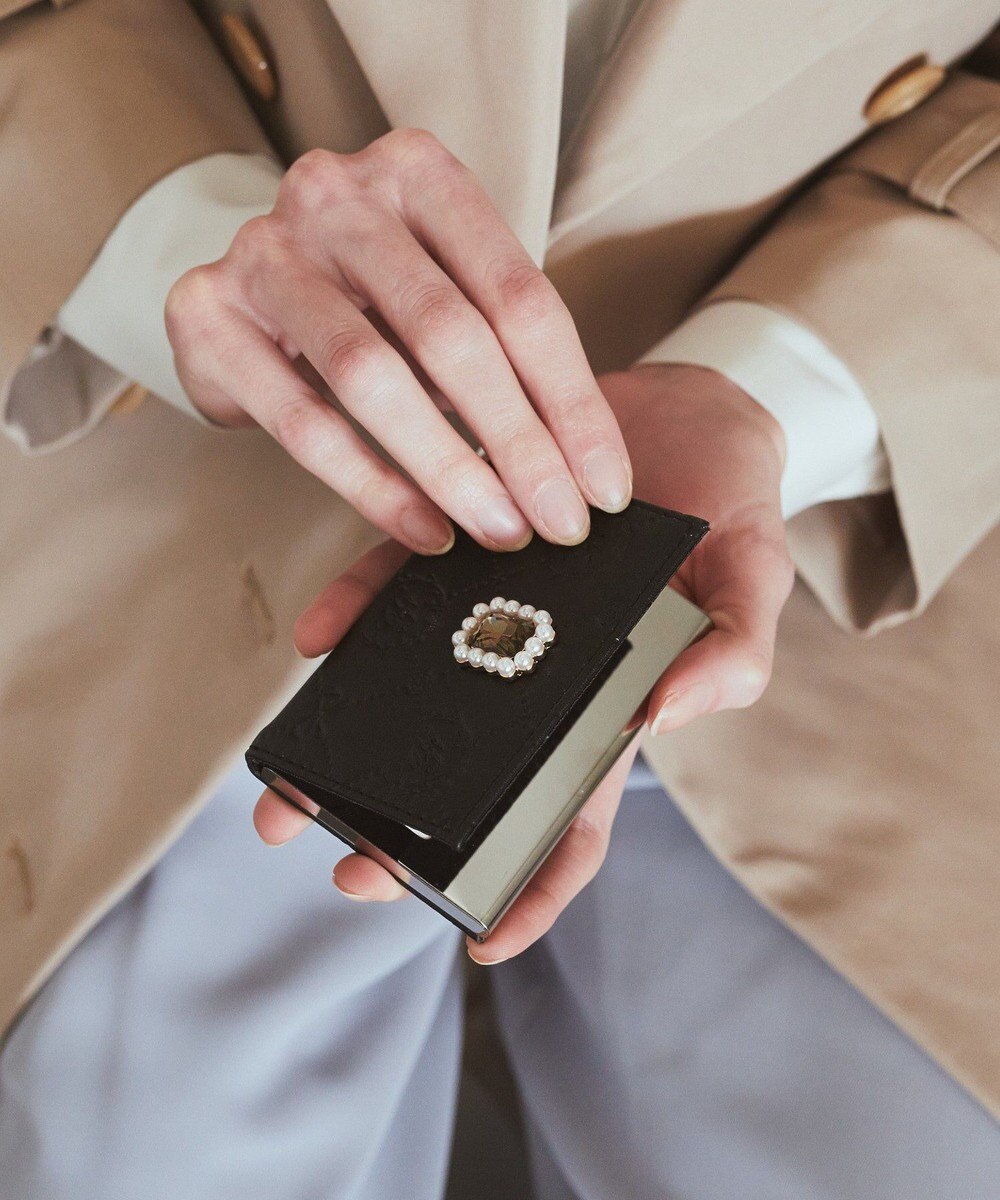 Maison de FLEUR パールビジューモノグラムカードケース 