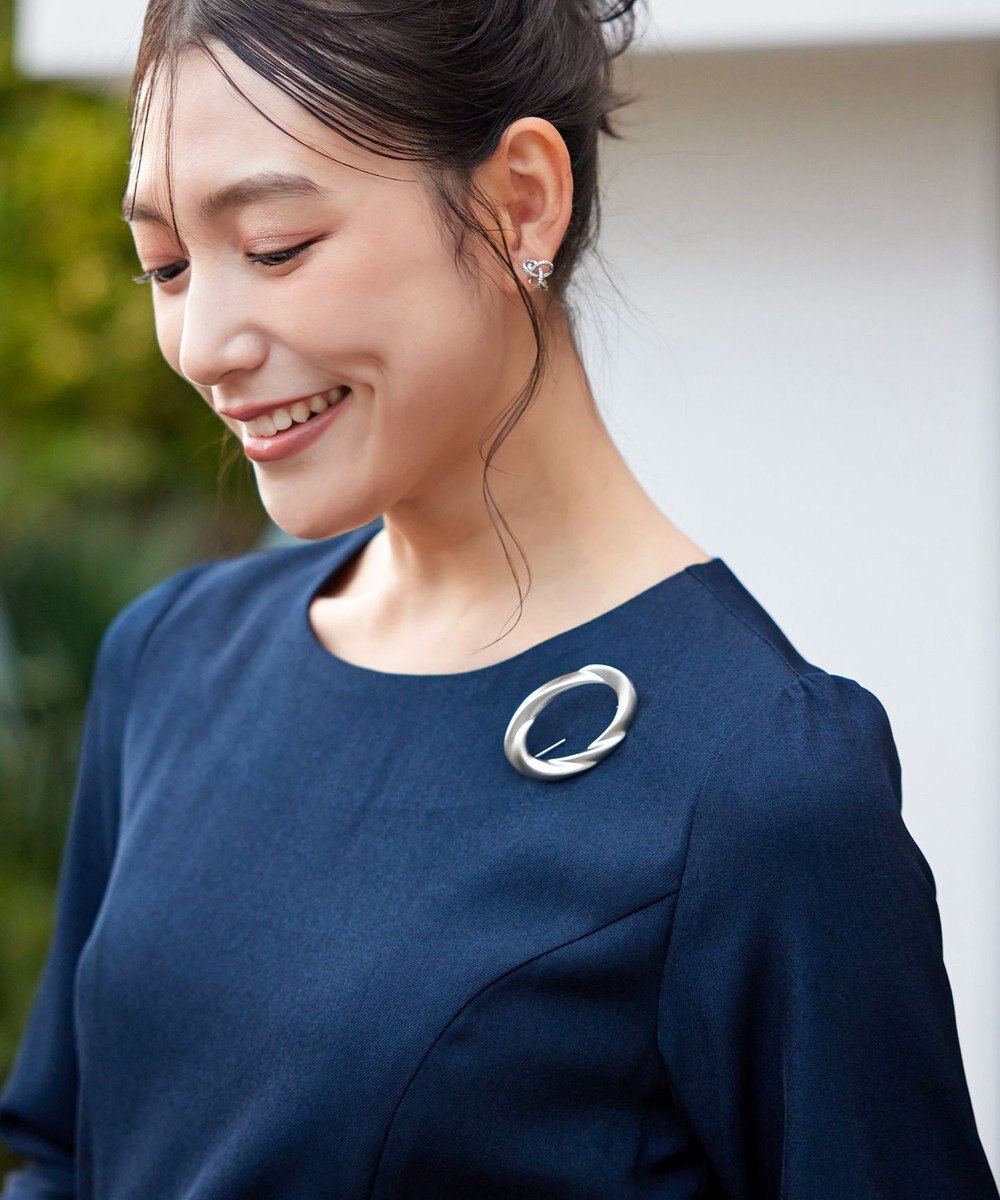 Tiaclasse マットメタルモチーフブローチ 