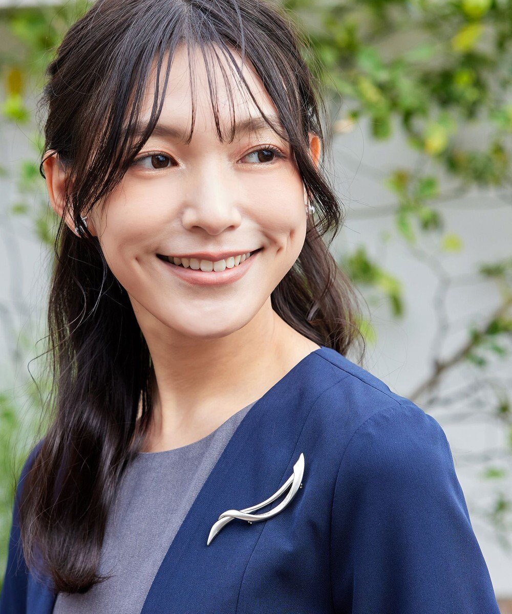 Tiaclasse マットメタルモチーフブローチ 